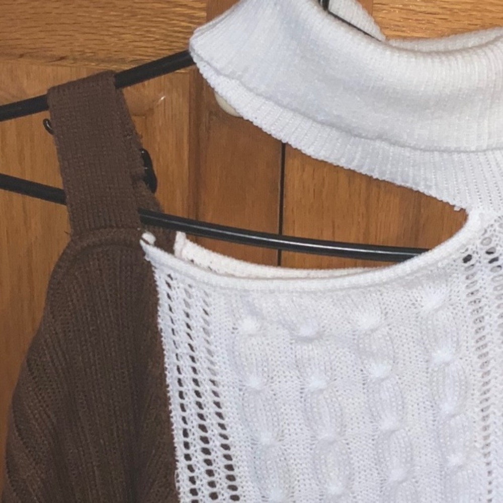 Women beautiful sweater/turtleneck with one side strap - Picture 4 of 8
